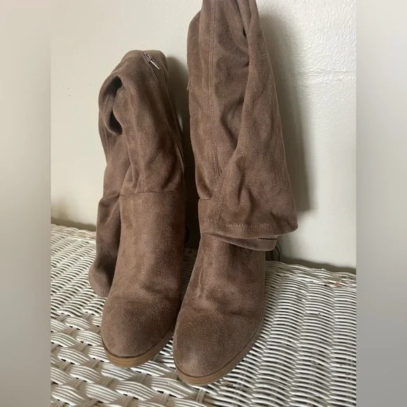 Wild Diva Amaya Women's Faux Suede Lace-Up Chunky Heel Boot - Picture 4 of 6